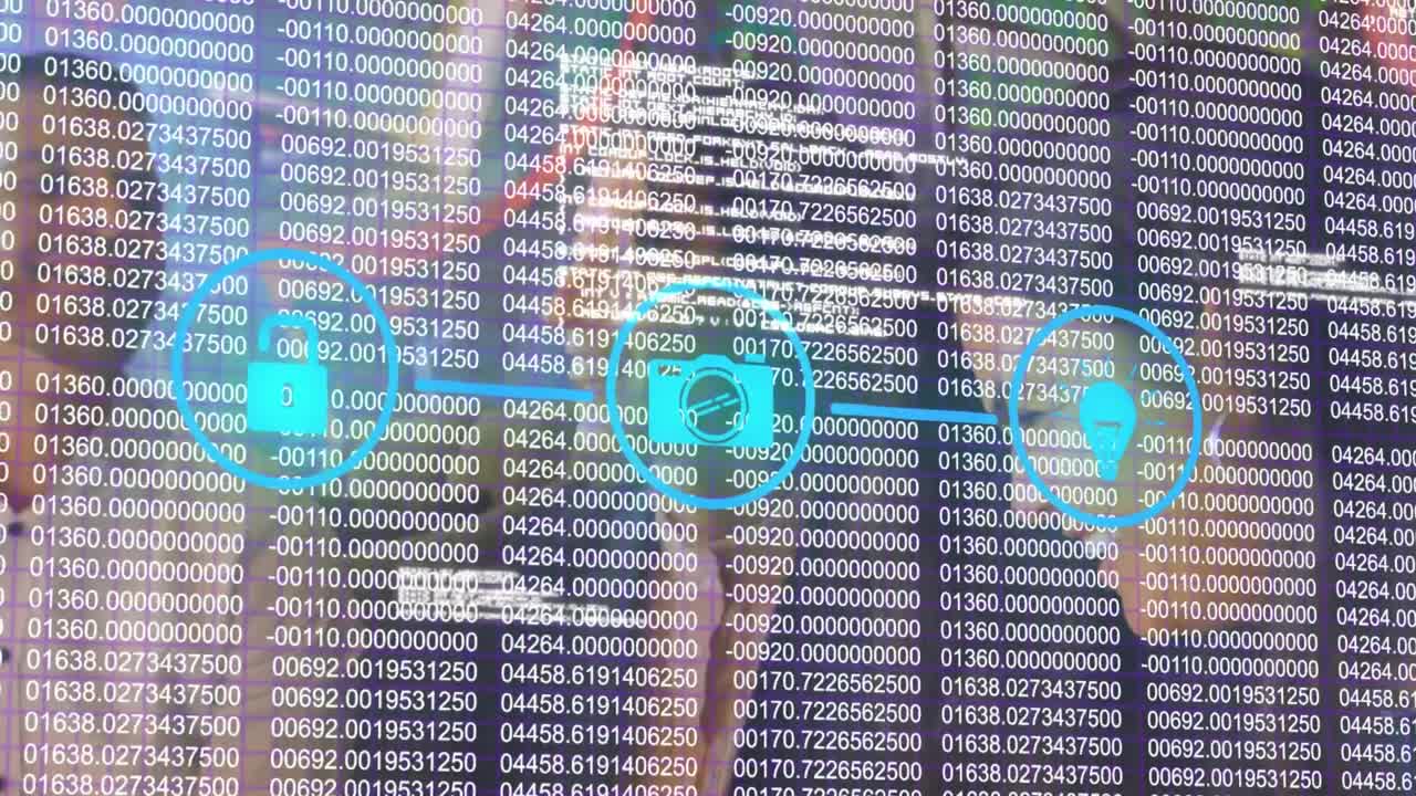 animación de un conjunto de tres iconos digitales sobre el procesamiento de datos y la gente de negocios