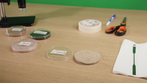 análisis de muestras de suelo y arena con herramientas