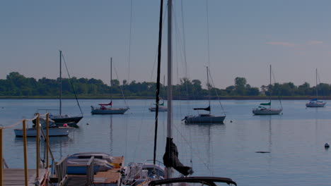 toma panorámica de barcos en el agua en la isla de la ciudad en nueva york, desde el astillero barrons con la isla hart en el fondo