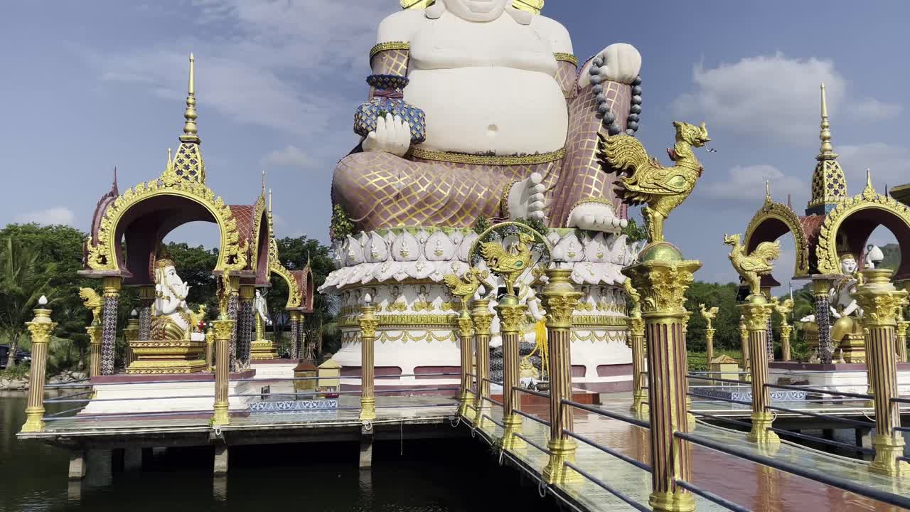el templo budista de wat plai laem en la isla de koh samui, tailandia, el gran buda, un punto de referencia famoso