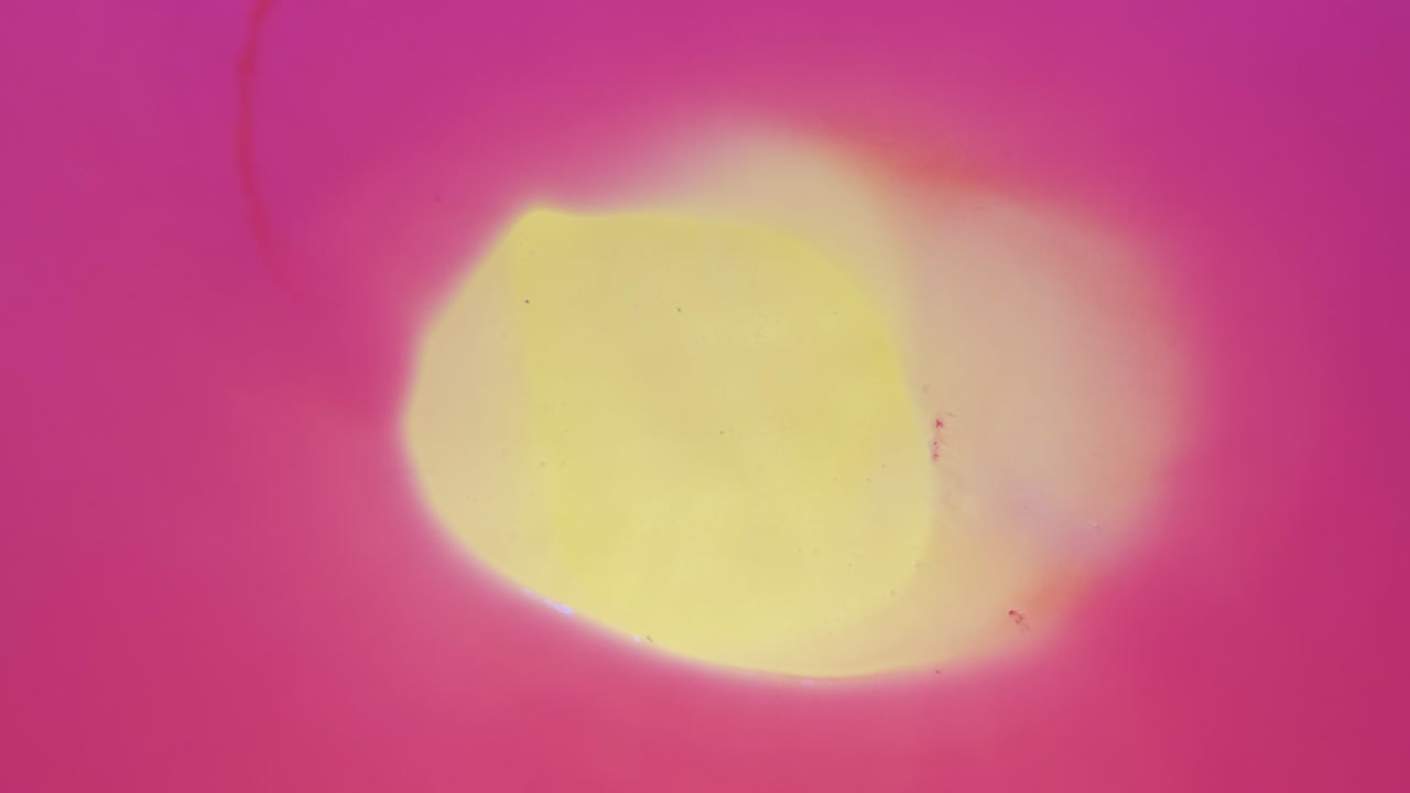 el movimiento caótico de la pintura fluorescente rosa. el viento soplando sobre la pintura rosa. olas rosas