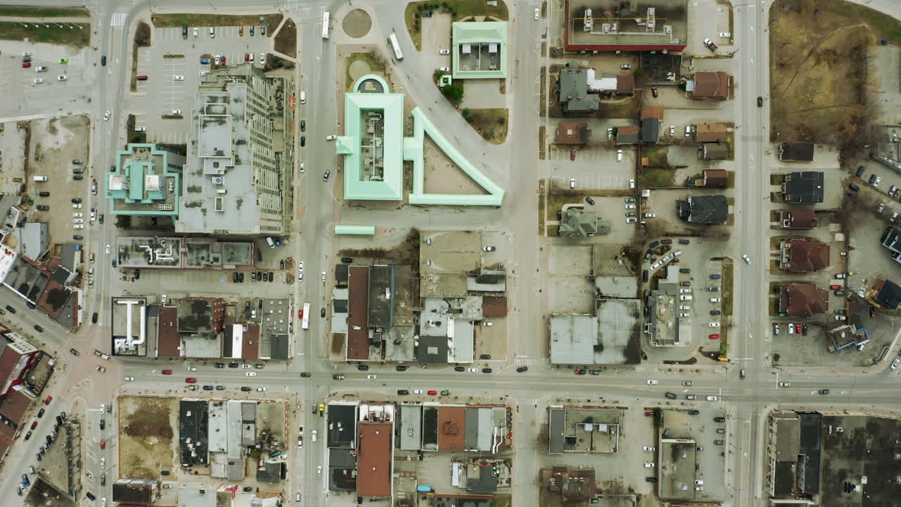 disparo aéreo de un dron de una pequeña ciudad cerca del frente del agua