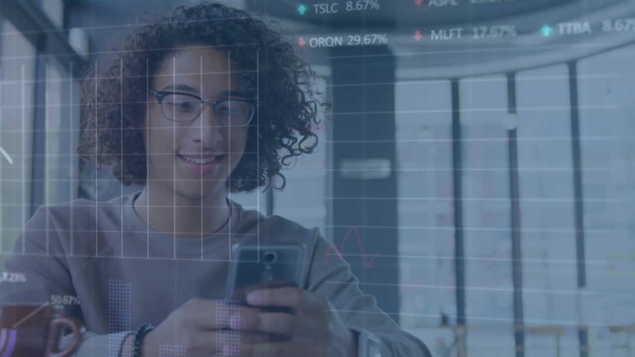 animazione dell'elaborazione dei dati finanziari su un uomo d'affari bi-razziale che utilizza uno smartphone
