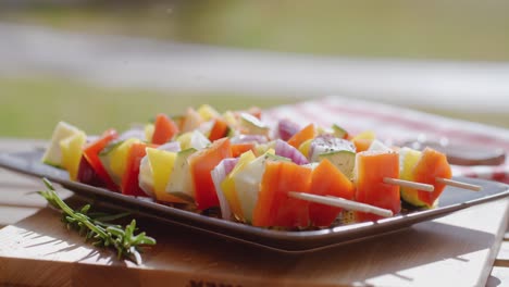 brocheta de verduras en el plato de cerca