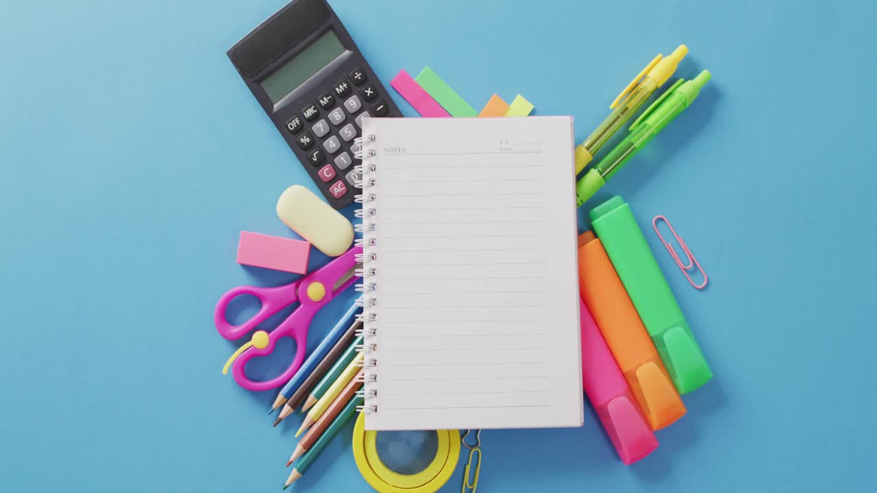 Video di materiale scolastico, quaderno, penne, pennarello su sfondo blu