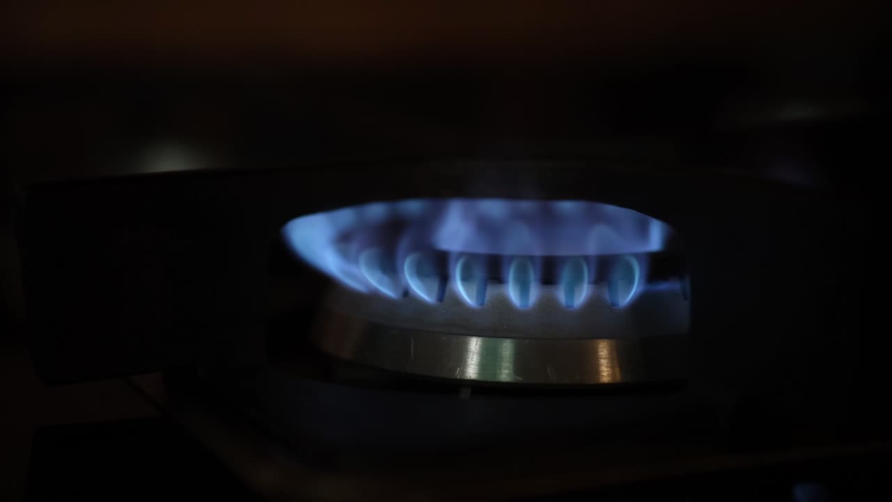 어두운 배경 에 있는 가스 스토브 와 전기 스토브 를 조리 하는 것