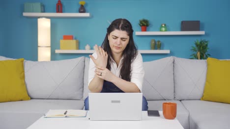 Das-Handgelenk-Der-Frau,-Die-Einen-Laptop-Benutzt,-Tut-Weh.