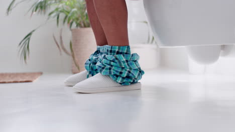 baño, pies y inodoro por la mañana