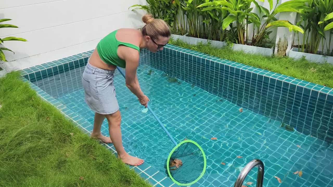 mujer limpiando una piscina