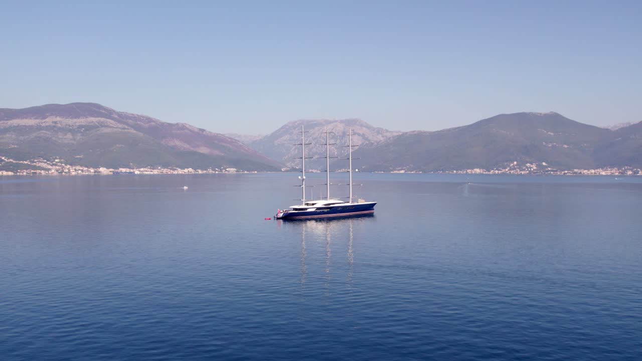 Karadağ Kotor Körfezi'nde Mega yat Black Pearl'ün havadan görünümü
