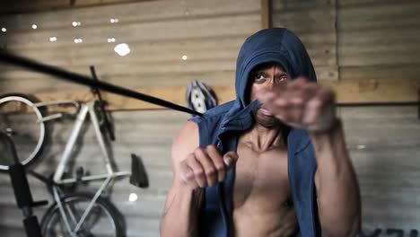 Boxeador-Practicando-Boxeo-De-Sombra-En-El-Gimnasio