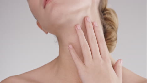 retrato de belleza de una mujer tocando un rostro hermoso movimiento lento concepto de cuidado de la piel sobre un fondo gris movimiento lento dragón épico rojo