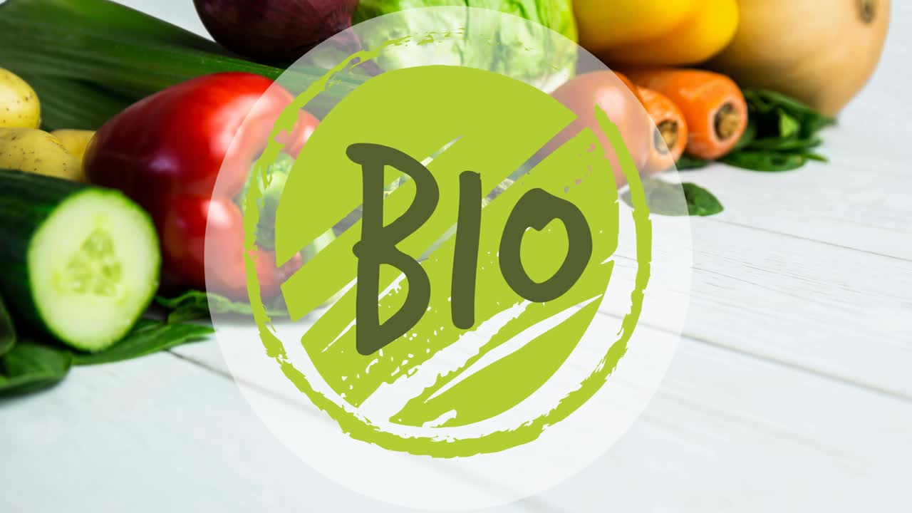 animación del texto bio en verde, en círculo verde, sobre verduras frescas en tableros blancos