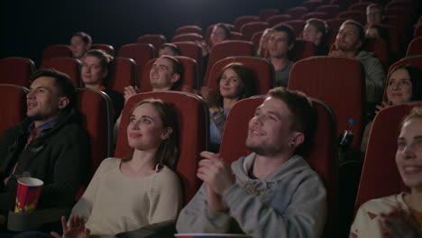 pessoas aplaudindo no cinema em câmera lenta