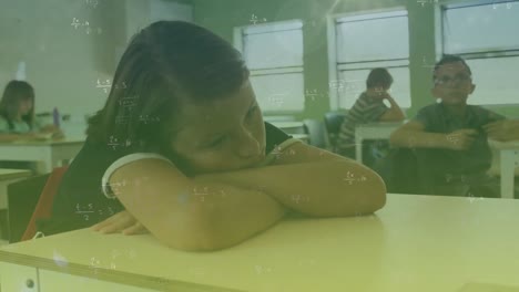 animación de fórmulas matemáticas sobre una chica caucásica durmiendo en el escritorio en la escuela
