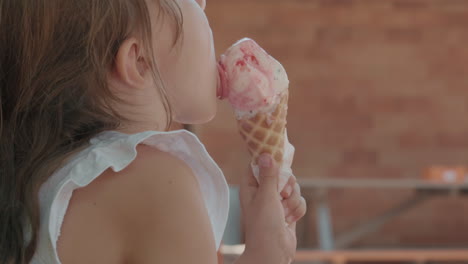 una chica comiendo un delicioso helado.