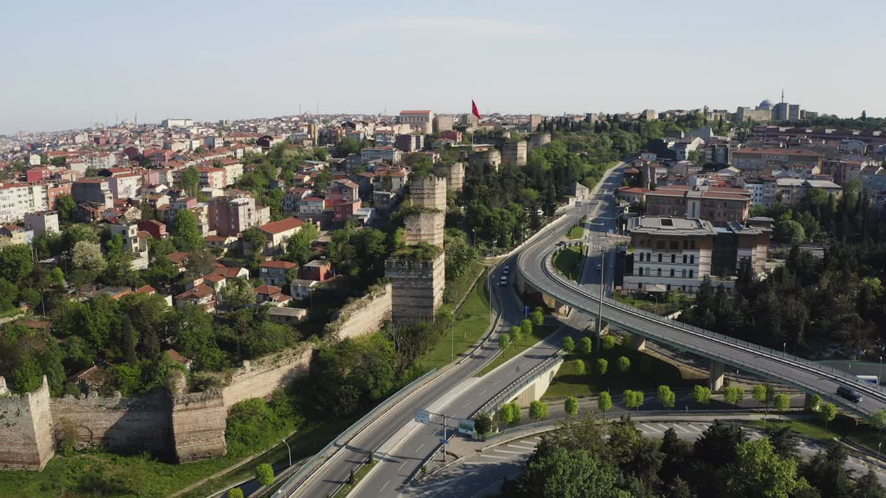vista aérea nocturna de la pared del castillo otomano y la autopista vacía. imágenes en 4k en turquía