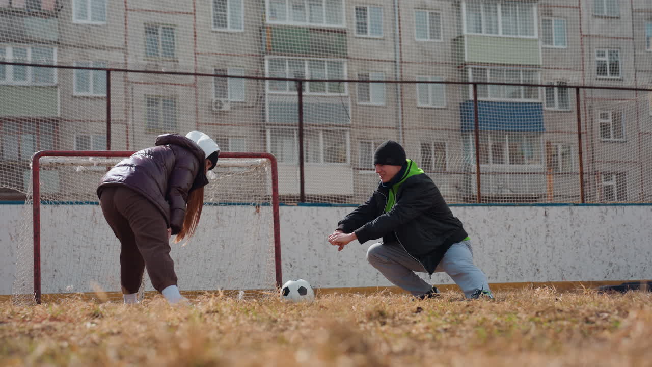 트레이너가 야외에서 어린 운동선수들을 멘토링하고, 강사가 도시 환경에서 청소년 선수들을 지원하며, 멘토가 도시 내 장소에서 스포츠에 참여하는 청소년들에게 조언과 격려를 제공해요.