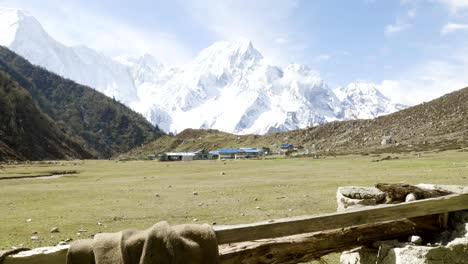 el pueblo nepalés de bimthand entre las montañas. el recorrido por el circuito de manaslu.