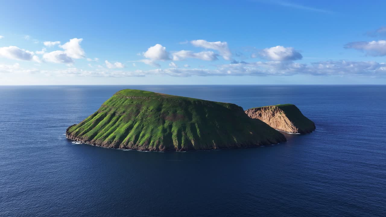 Seitliche Luftaufnahme des Unterwasservulkans Ilhéu das Cabras bei Terceira, Azoren.