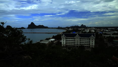 Blick-Auf-Die-Bucht-Und-Die-Wolken-Vom-Strand-In-Thailand