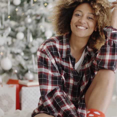 Mujer-Pensativa-Delante-De-Un-árbol-De-Navidad-Decorado