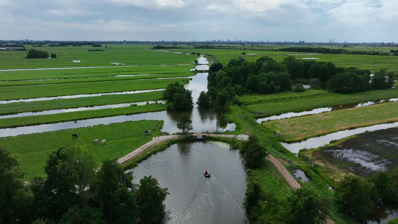 젖은 무성한 krimpenerwaard 폴더 농지를 통해 강에 모터 보트