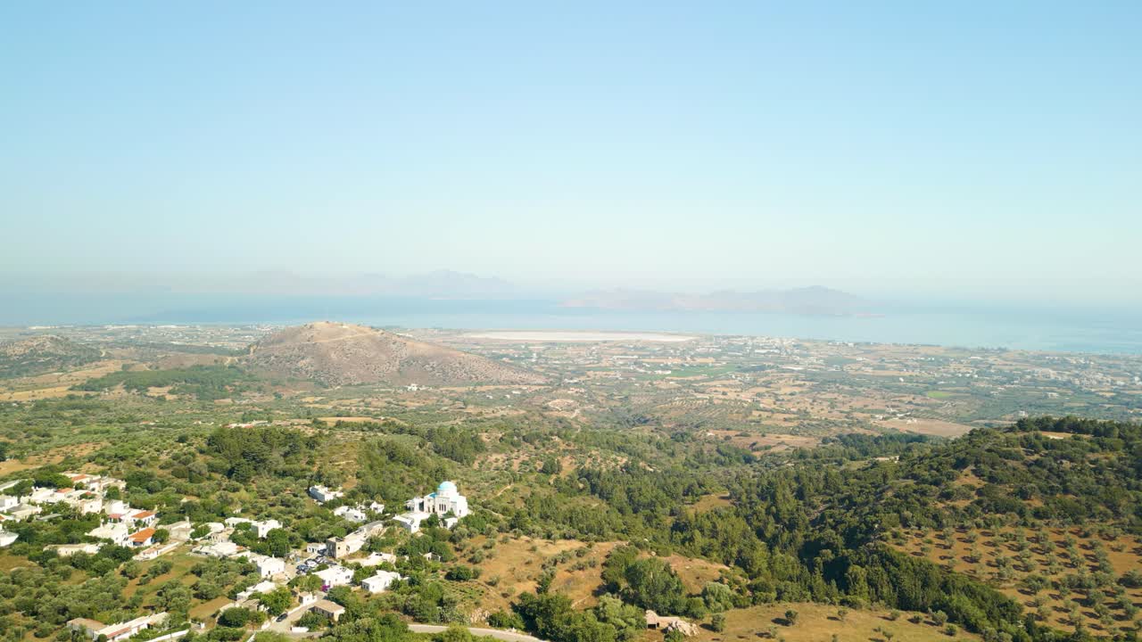 ciudad antigua en medio de la naturaleza paisaje rural en cos isla griega, isla del dodecaneso, mar egeo, grecia