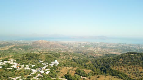 ciudad antigua en medio de la naturaleza paisaje rural en cos isla griega, isla del dodecaneso, mar egeo, grecia