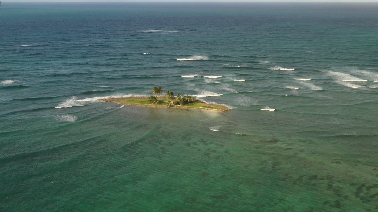 pequeña isla caribeña en medio del mar cerca de la playa de las galeras, península de samaná