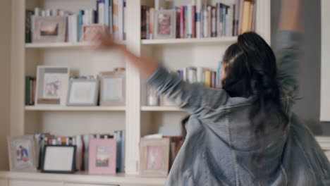 Mujer-Joven-Divertida-Bailando-En-Casa-Divirtiéndose-Chica-Adolescente-Celebrando-Con-Movimientos-De-Baile-Geniales-Disfrutando-De-La-Libertad-El-Fin-De-Semana-4k