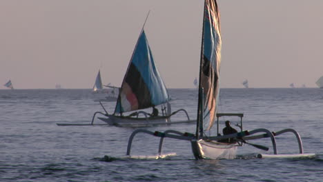 Ein-Fischerboot-Im-Katamaran-Stil-Kommt-An-Land