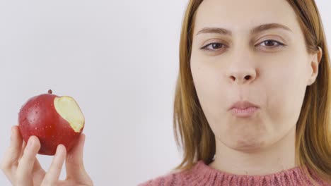 Nahaufnahmeporträt-Einer-Frau,-Die-Roten-Apfel-Isst.-Früchte-Essen.