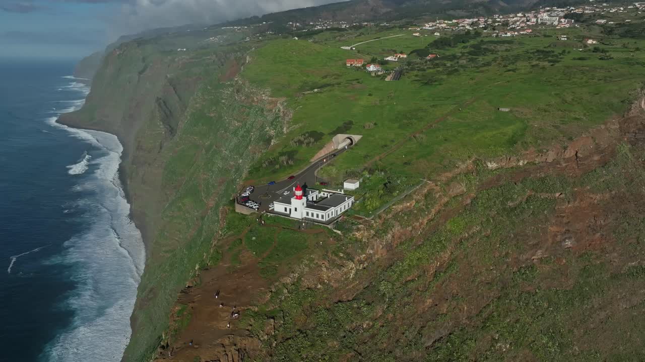 드론이 포르투갈 마데라의 폰타 도 파르고 등대 주위를 고 올라간다.