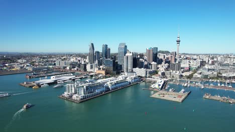 Cityscape-And-Marina-In-Auckland,-New-Zealand---Aerial-Drone-Shot