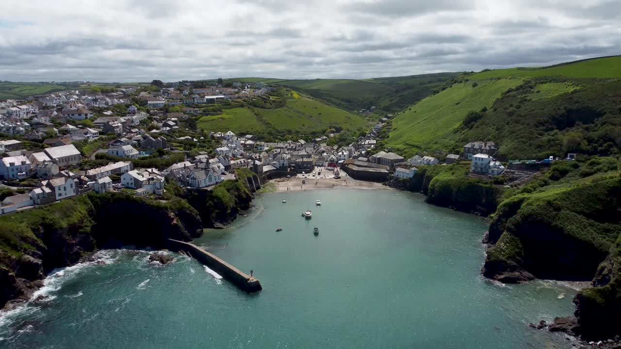 높은 구름이 있는 콘월의 포트 아이작의 4k 드론 영상
