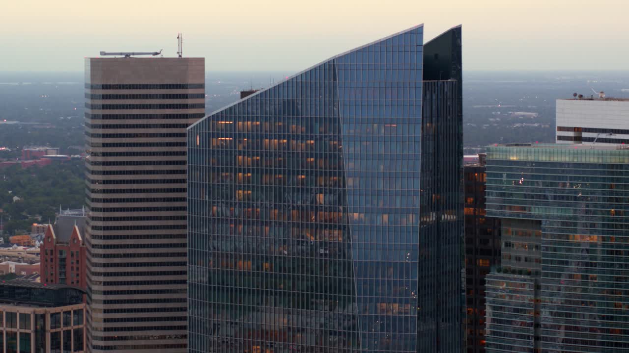 panning derecho drone tiro de los edificios en el centro de houston, texas