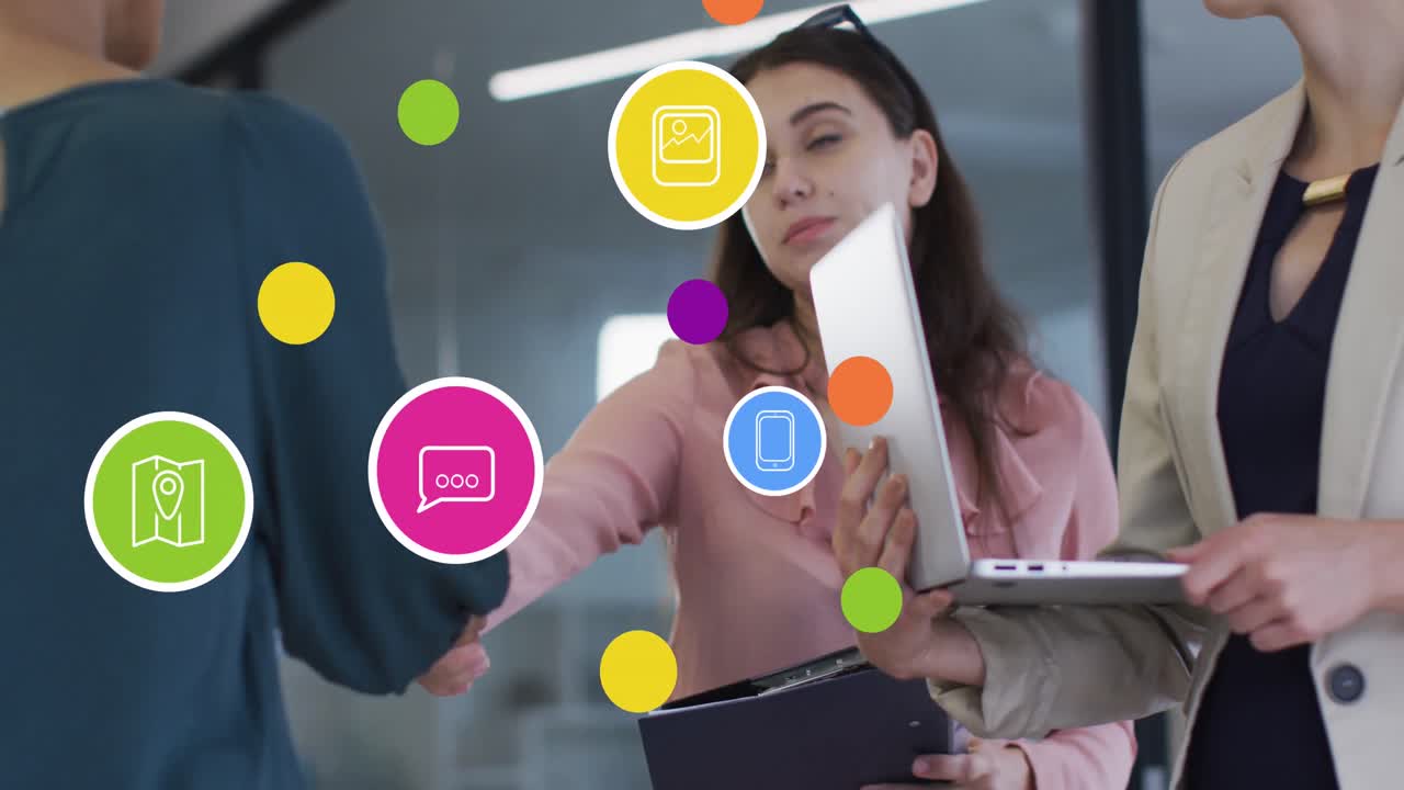 animación de iconos y números de las redes sociales sobre diversas personas de negocios