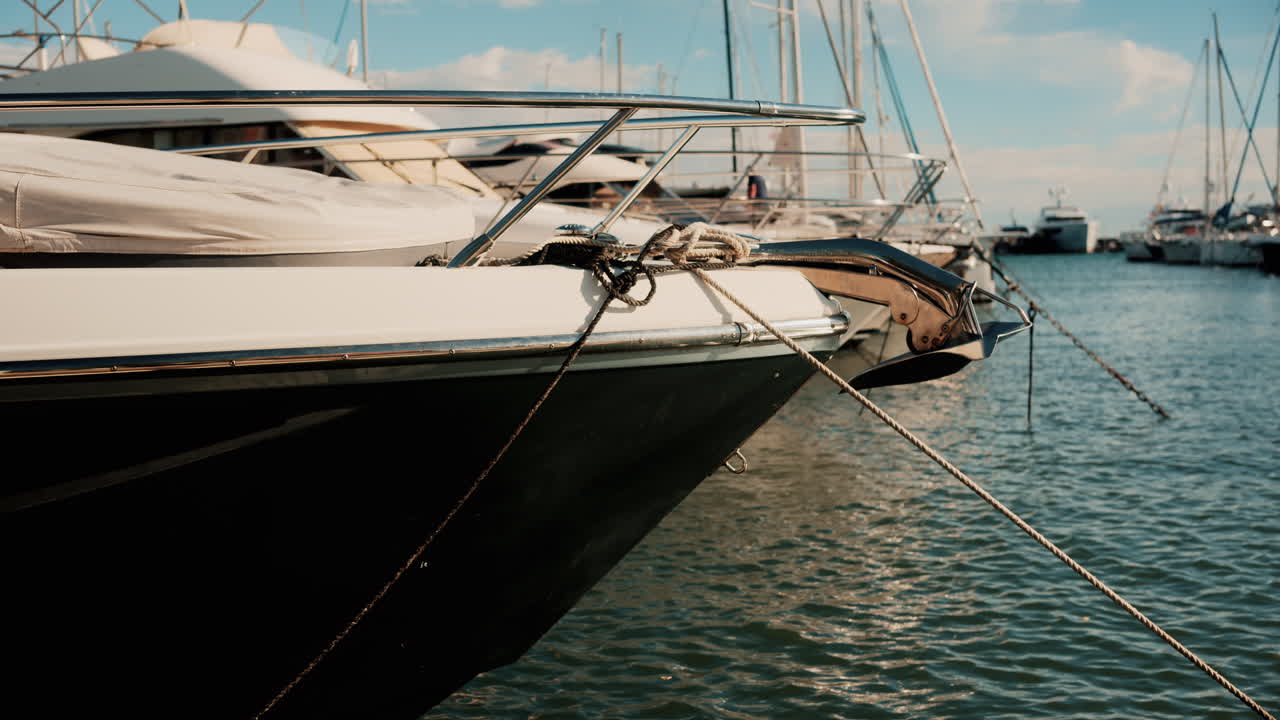 Yacht bianchi e barche a vela ormeggiati in un tranquillo porticciolo