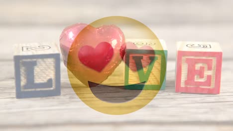 love smiley met harten en kubussen die liefde spellen