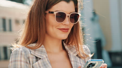 mujer al aire libre usando el teléfono