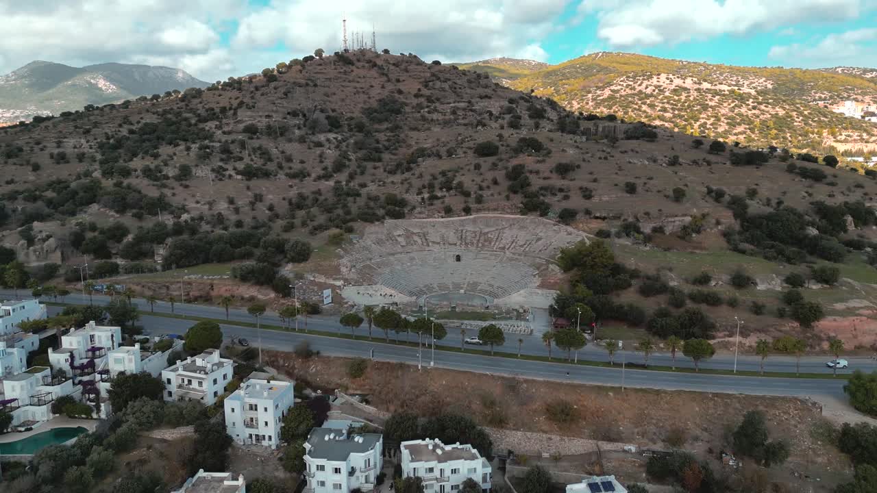 vistas al anfiteatro de bodrum rodeado por una montaña - bodrum, turquía