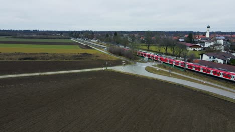 Luftaufnahme-Eines-Zuges,-Der-Durch-Die-Bayerische-Landschaft-Fährt