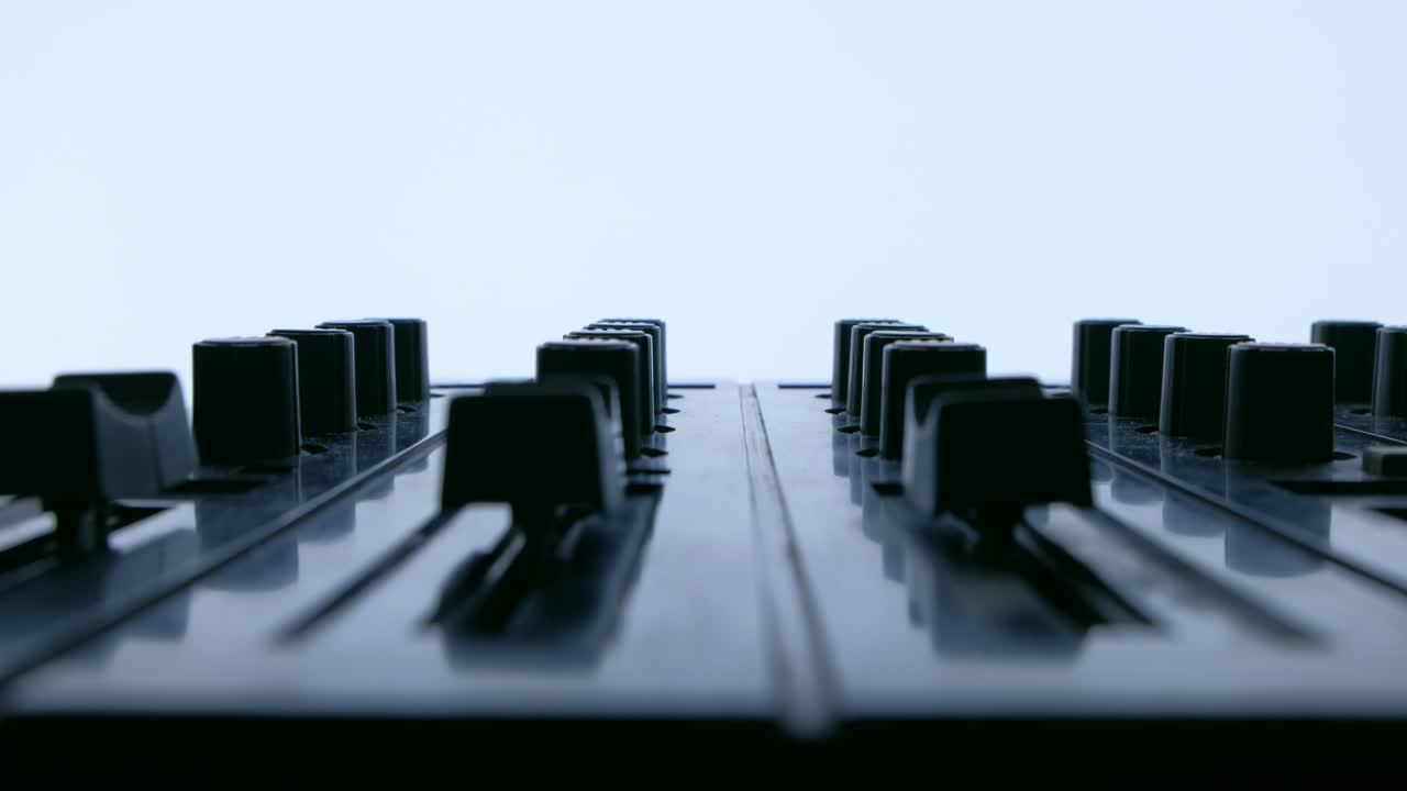 ingeniero de sonido profesional equilibrando el volumen de las entradas de audio de audio digital