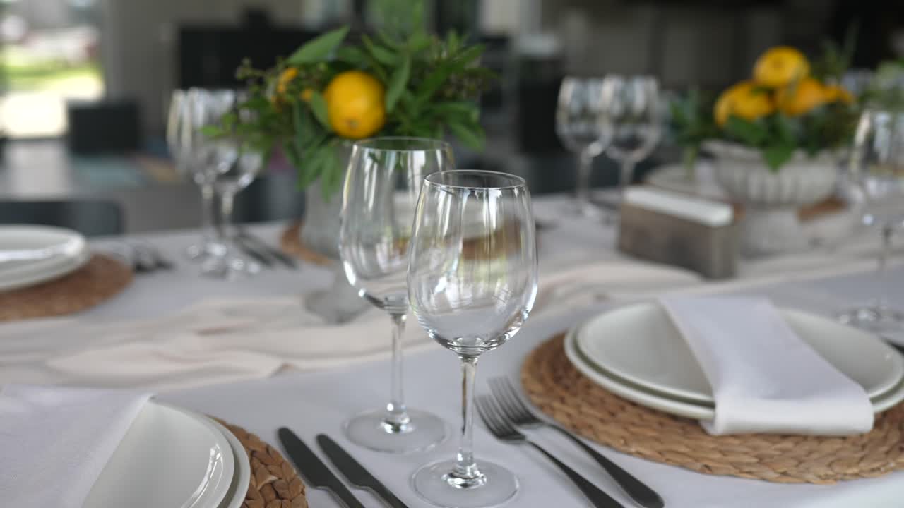 꽃 장식 을 한 우아 한 식탁 장식