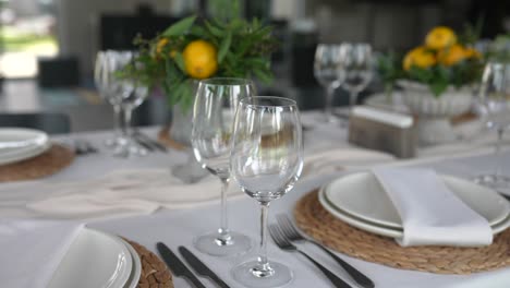 elegante decoración de mesa con arreglo floral