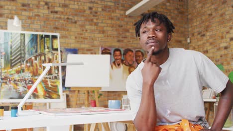 Porträt-Eines-Nachdenklichen-Afroamerikanischen-Malers-Im-Künstleratelier