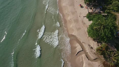 Luftdrohnen-Dolly-Aufnahme-Des-Dschungels-Mit-Strand--Und-Meereswellen