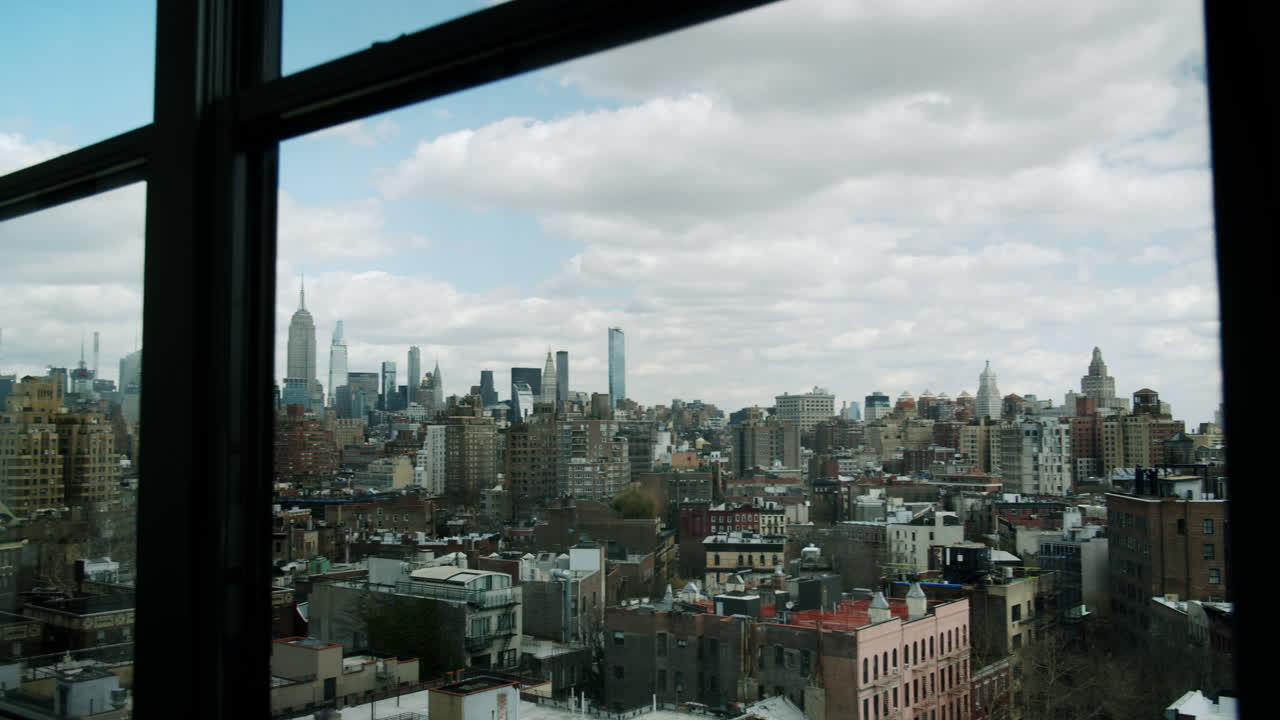 창문 을 통해 도시 풍경 을 볼 수 있다