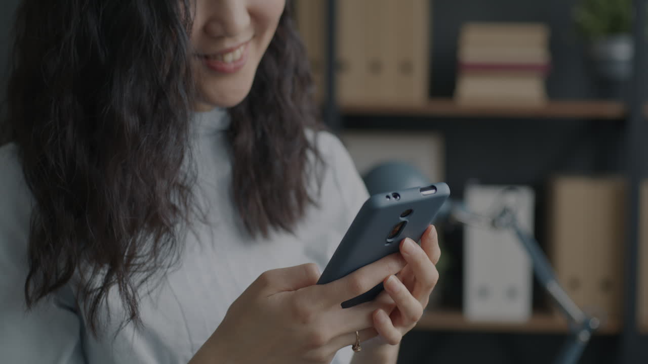 mujer usando teléfono inteligente en la oficina